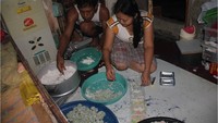 Sepasang suami-istri sedang bersama-sama membuat jaajanan pasar di kamar kostnya..