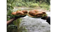 Makan di tepi sungai Mudik Lubuk Torok @mikibymen