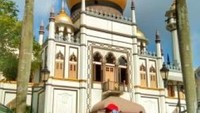 Kubah masjid berwarna emas terlihat begitu mencolok ketika terkena sinar matahari
