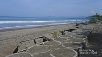 Tanggul di Pantai Citepus