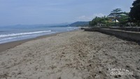 Pantai Citepus dengan pasir coklat