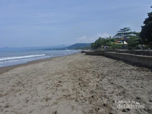 Orang Sukabumi Pasti Bangga Punya Pantai Ini, Bersih Banget!