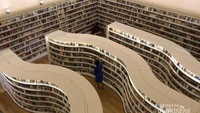 Suasana perpustakaan di lantai satu yang keren.
