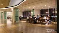 Sebagian pengunjung perpustakaan nampak asyik membaca.