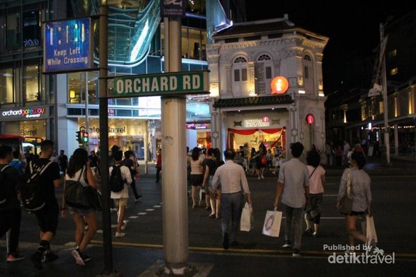 Suasana Orchard Road pada suatu malam.