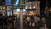 Suasana Orchard Road pada suatu malam.