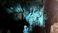 Stalaktit dan stalagmit di dalam gua