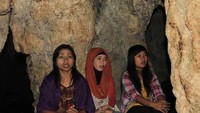 Para sinden yang bernyanyi lagu Jawa
