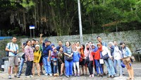 Foto bersama di depan Goa Tabuhan