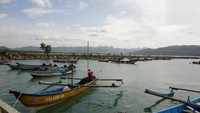 perahu-perahu nelayan bersandar di pelabuhan Teleng