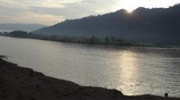 berfoto di Pancer, muara Sungai Grindulu