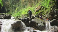 Istirahat di bibir gua ke-3 Kalisuci (Ahmad Irfan/dTraveler)