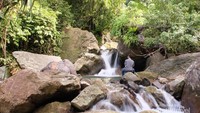 Menikmati keindahan air terjun.
