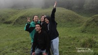 Mengabadikan momen dengan teman-teman terdekat selama perjalanan.