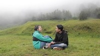 Menghabiskan waktu sembari bercengkrama.