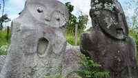 Kedua patung megalitikum di areal Atungbungsu (Sumber: versesofuniverse.blogspot.com)