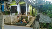 Masyarakat yang mandi di pinggir jalan