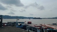 Menikmati ketenangan air Sungai Mahakam dari tepian.