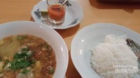 Menikmati semangkuk soto banjar untuk mengisi tenaga di awal pagi sambil menikmati geliat pagi di Samarinda