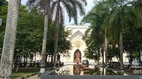 Sebuah masjid megah berdiri di seberang Sungai Mahakam.