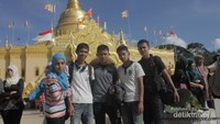 Berfoto sejenak bersama teman-teman