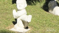 Salah satu patung yang ada di sekitar pagoda