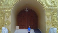 Lihat betapa besarnya pintu masuk Pagoda Lumbini