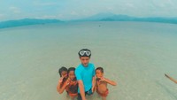 Berfoto bersama anak-anak pantai di Pulau Kelagian Pahawang