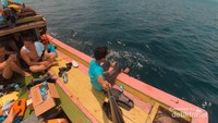 Naik kapal di pulau pahawang