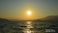 Sunset di atas perahu