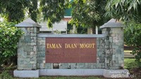 Tembok nama Taman Daan Mogot