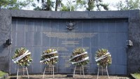 Karangan bunga di depan monumen