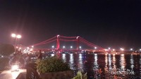 Jembatan Ampera dari tepi Sungai Musi.