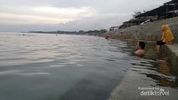 Tangga pantai Kampung Nelayan.