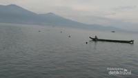 Aktivitas nelayan menjala ikan.