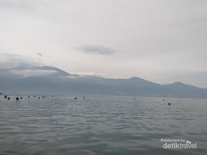 Palu Punya Pantai Unik Berarus Tenang