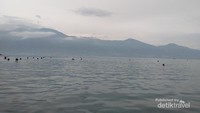 Gugusan pegunungan yang mengelilingi Teluk Palu.