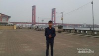 Saat berada di Jembatan Ampera