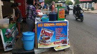 Penjual Takjil di Depan Bank Mandiri