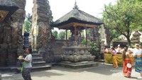 Pura ini selalu ramai oleh turis