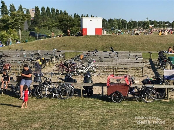 Tempat parkir sepeda pengunjung Haarijnseplas