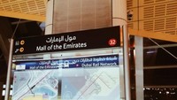 Suasana Metro Station di Dubai. Naik Metro adalah salah satu pilihan terbaik untuk dapat menjelajahi Dubai dengan budget hemat.