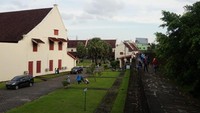Fort Rotterdam dapat dikelilingi dengan menyusuri tembok benteng setinggi 5 meter