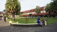 Taman hijau yang asri terdapat di tengah bangunan
