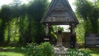 Terbuat dari batu atau dari kayu