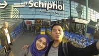 Baru landing langsung narsis bersama suami