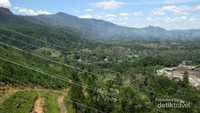 Gugusan Pegunungan Bukit Barisan di sekeliling danau