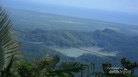 Pemandangan Waduk Sermo di kejauhan