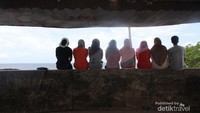 Memandang laut dari Benteng Jepang