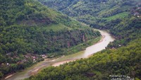 Pemandangan Sungai Oyo dari atas gardu pandang.